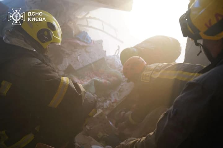 Кількість постраждалих від російської атаки на Київ зросла: нові кадри наслідків