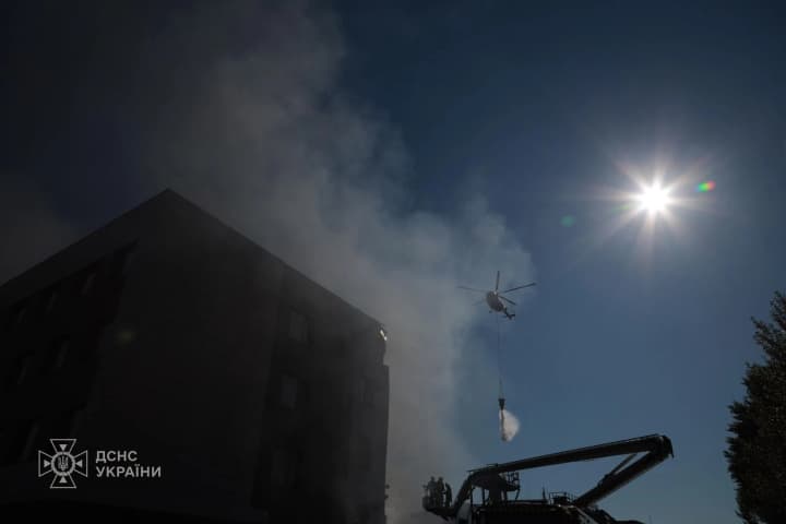 Пожежні гвинтокрили залучили до ліквідації наслідків атаки рф у Києві: показали нові фото і відео