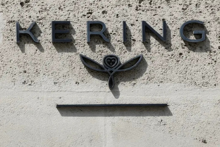 Отказ компании-владельца Gucci от ставки на недвижимость может дать весомые преимущества конкурентам - Reuters