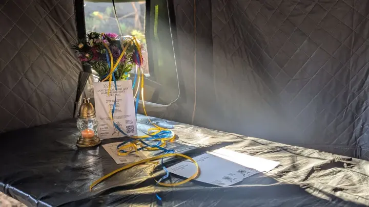 Акція "Стіл памʼяті": тисячі закладів та військові частини згадують полеглих захисників України