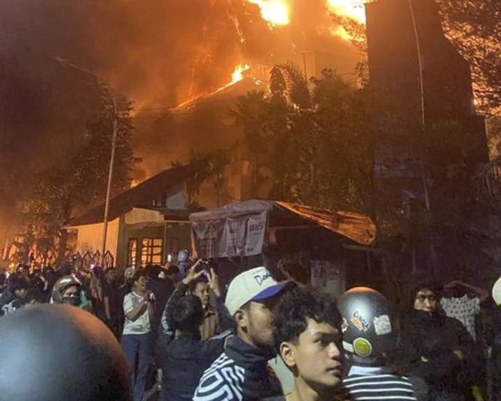 Протести спалахнули в Індонезії: троє загиблих через підпал будівлі регіональної ради