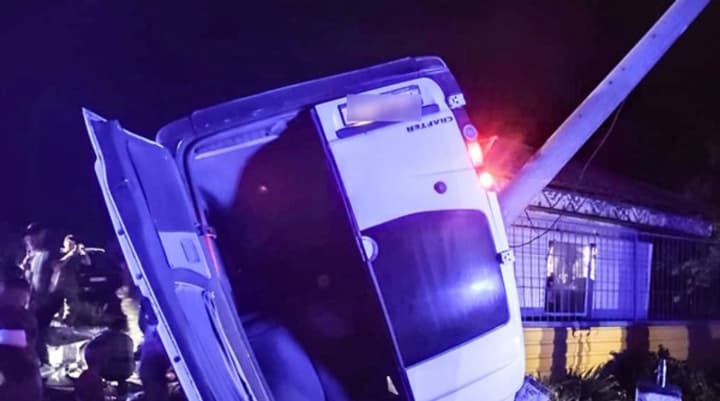 Трое погибших, 11 раненых: микроавтобус слетел в кювет на Николаевщине