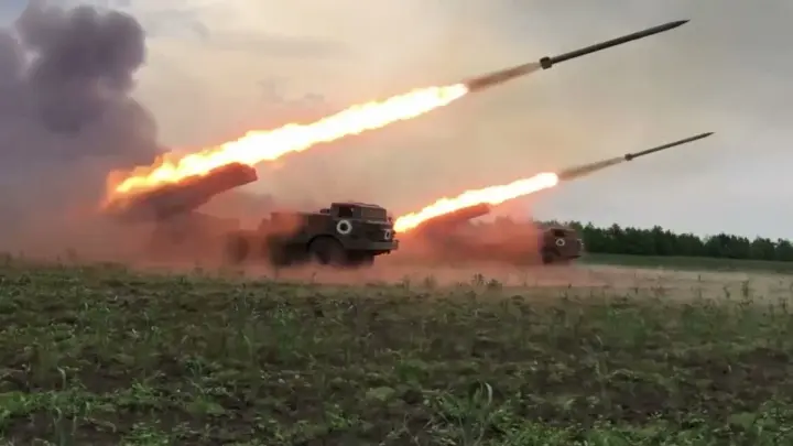 Окупанти обстріляли Лобанівку з РСЗВ: горять приватні будинки - МВА