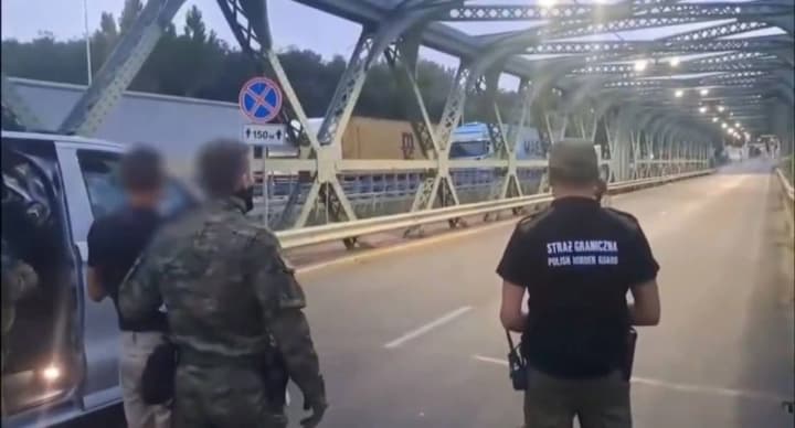 В Польше депортировали украинца, который угрожал поджогом на видео