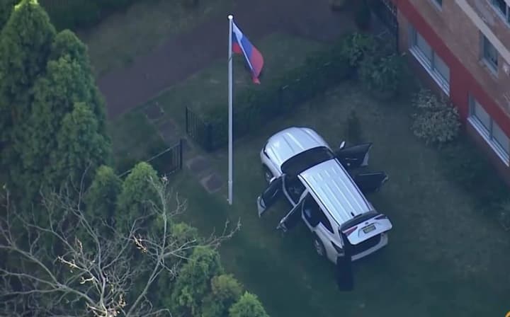 Автомобіль протаранив ворота генконсульства росії в Сіднеї, поранено поліцейського (відео)