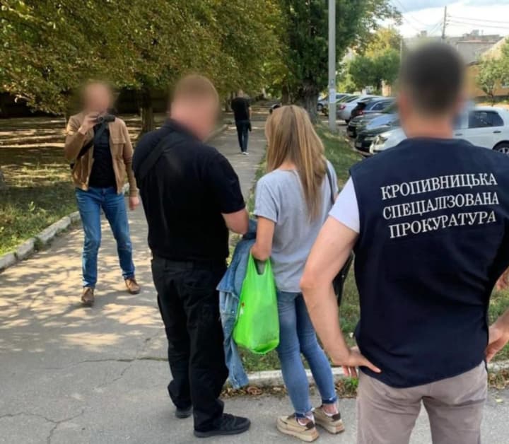 Обіцяла за 2000 доларів ухилитися від мобілізації: у Кропивницькому затримали секретаря ВЛК