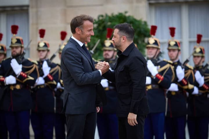 "France stands with Ukraine": Macron and Zelenskyy discussed security guarantees