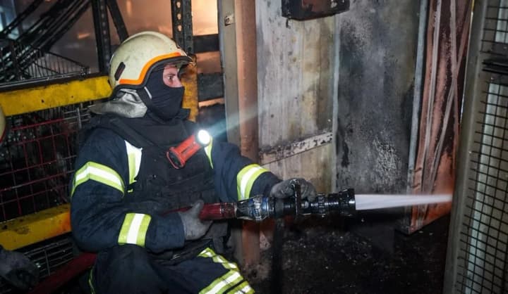 Удар рф по Одесі: пошкоджені склад та вантажівка, постраждалих нема