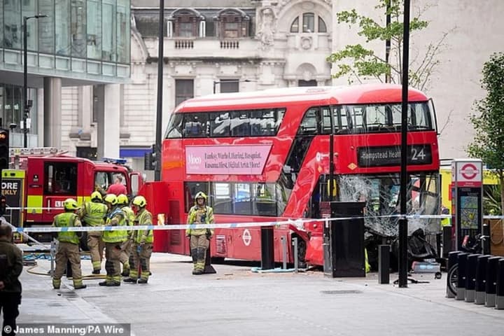 Horrific tragedy in London: double-decker bus crashes into bus stop, 17 people injured