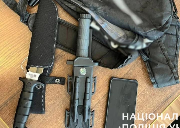 Спроба нападу учня із ножем у школі: на місце прибула мама хлопця