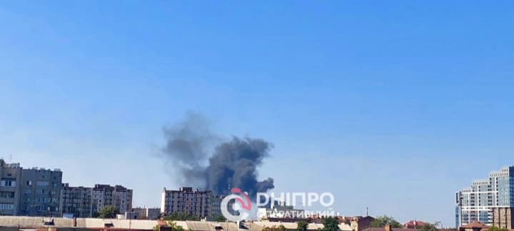 Масштабна пожежа спалахнула у Дніпрі: місто затягло чорним димом