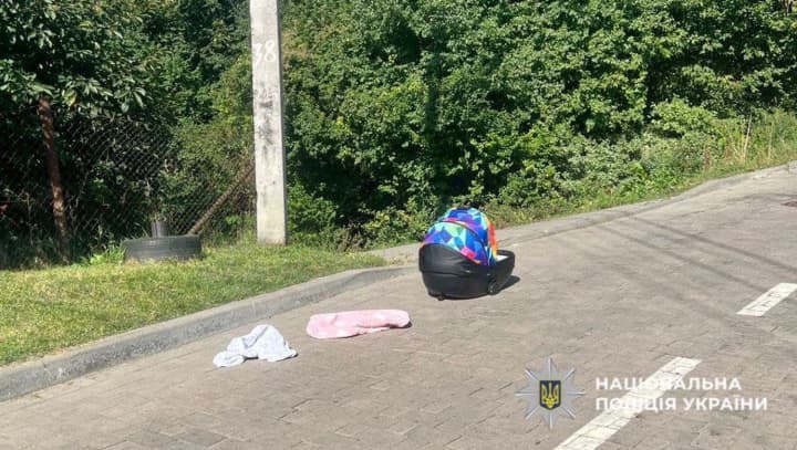 Забув люльку з немовлям на даху авто, а коли рушив і вона впала - навіть не зупинився. Малюк травмувався, а "батько року" отримав підозру