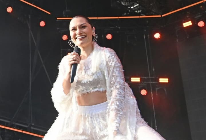 Джессі Джей повернулася на сцену після операції з лікування раку: вона виступила разом із дворічним сином