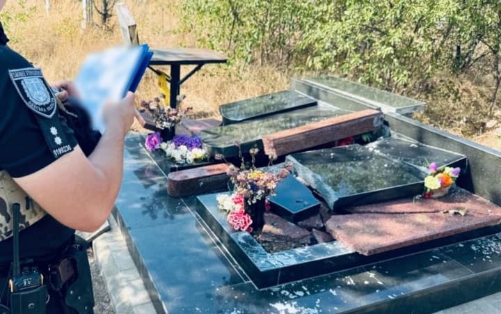 In Odesa, a man who damaged almost 30 monuments in a cemetery was detained