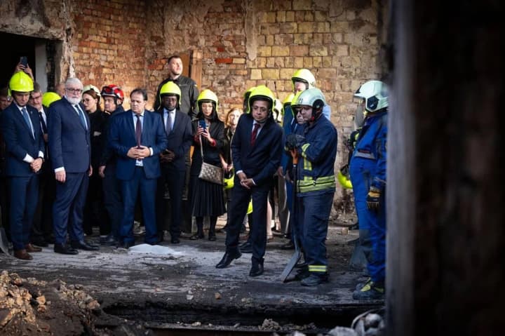 Украина показала мировым дипломатам последствия российского удара по зданию Правительства