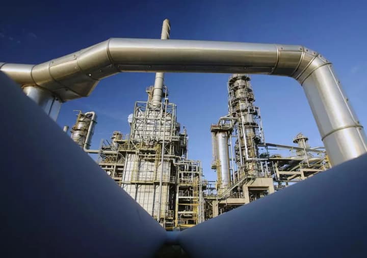 Удары по нефтеперерабатывающим заводам РФ способствуют прибыльности соответствующей отрасли в США - Reuters