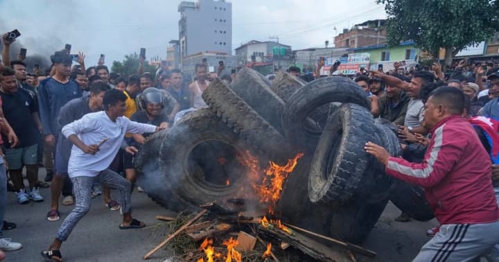 В Непале после масштабных беспорядков возросло число жертв – 25 погибших, сотни раненых, военные взяли столицу под контроль