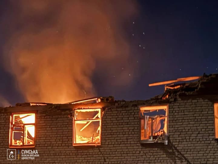 росія атакувала навчальний заклад в Сумах: є руйнування і пожежі