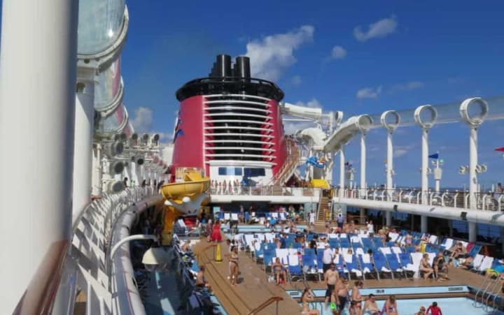 Найбільший круїзний лайнер Disney "зіштовхнувся" з проблемами: перший рейс з Сінгапуру відкладено 