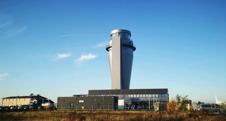 Польша реагирует на вторжение дронов РФ: воздушное движение на востоке страны ограничено до зимы