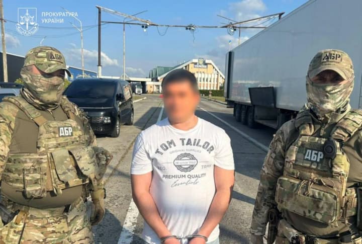 Более 6 лет скрывался от следствия: в Украину экстрадировали экс-чиновника ГАИ за схемы с премиальными авто