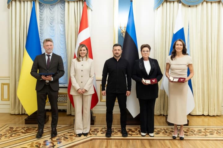 Зеленский вручил госнаграды первым леди Финляндии и Эстонии и первому джентльмену Дании