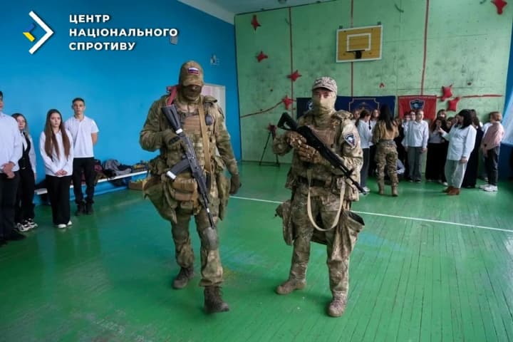 росіяни проводять пропагандистські "уроки мужності" для дітей на окупованих територіях - ЦНС