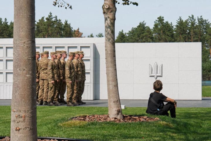 Минветеранов о Национальном военном кладбище: дискуссия о виде постоянных памятников продолжается