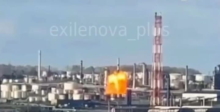 НПЗ "Башнефть-Новойл" в Уфе атаковали дроны ГУР, вызвав мощные взрывы и пожар - источник
