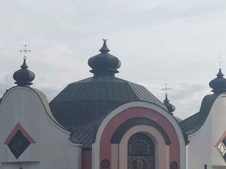 У Польщі пошкодили дах та зрізали хрест з купола Української Греко-Католицької церкви