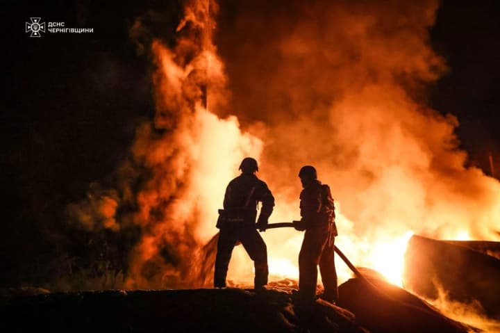 В Черниговской области враг атаковал Нежин и район: 5 раненых, среди них 4 спасателя