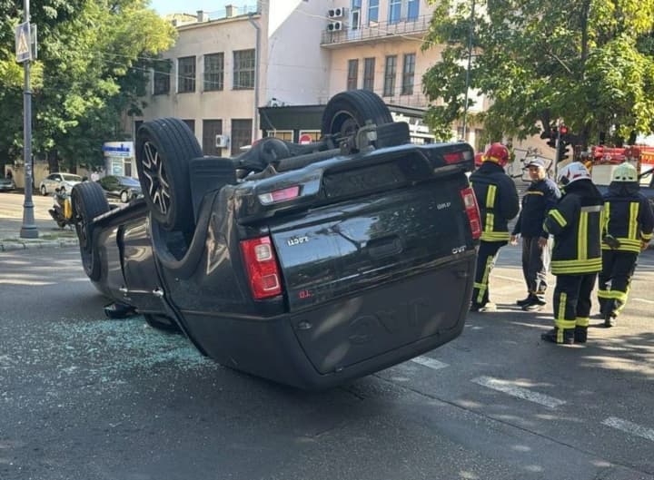 Охорона Порошенка влаштувала серйозну ДТП з перекиданням в Одесі