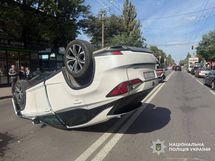Lexus перекинувся на дах після зіткнення з учбовим авто у Києві, є постраждалий