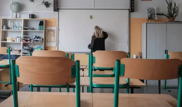 Кабмин планирует поэтапное увеличение зарплаты учителям на 50%