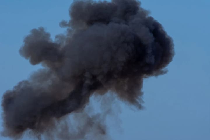 Мощные взрывы раздаются в Запорожье: что известно