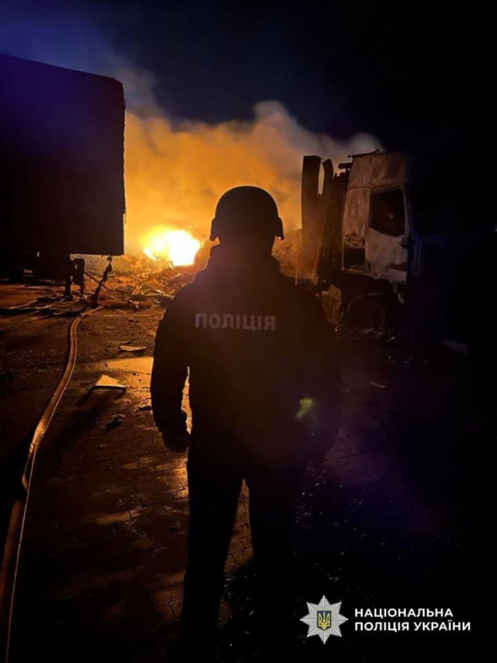 Київщина: атака рф дронами спричинила пожежу на складах на території логістичного центру