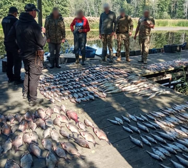 Браконьєри ловили рибу в радіаційній зоні на Київщині, завдавши збитків на мільйони - поліція
