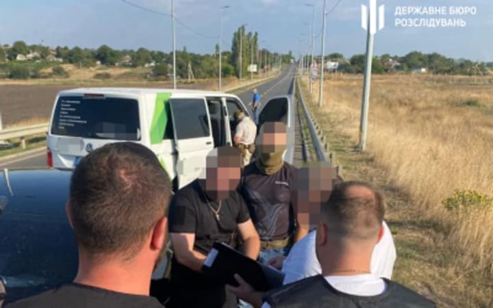 2 тисячі доларів за "порятунок" від служби: на Миколаївщині викрили схему хабарництва - ДБР