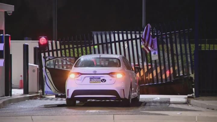 В США мужчина протаранил ворота офиса ФБР в Питтсбурге: инцидент квалифицировали как теракт