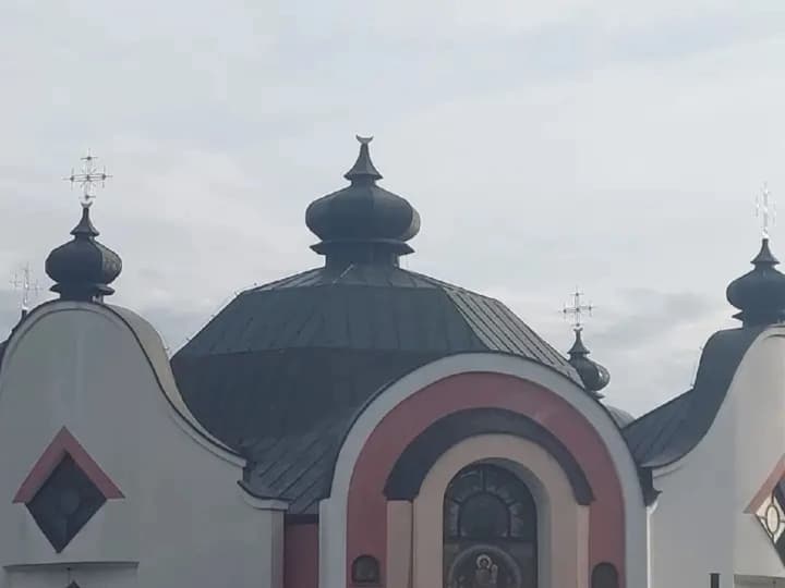 Думав, що він срібний: у Польщі арештували зловмисника, який викрав хрест з купола Української греко-католицької церкви