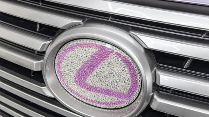 Lexus представив найгламурніший позашляховик у світі Glam LX із салоном-гардеробною