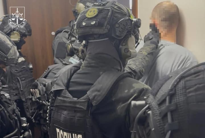 Ошукали понад 4,5 тисячі громадян Європи та Центральної Азії: в Україні викрито міжнародний шахрайський кол-центр