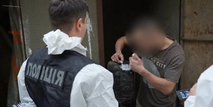 Поставляли психотропы по Украине и за границу: в Одессе разоблачили наркокартель, в который входила несовершеннолетняя
