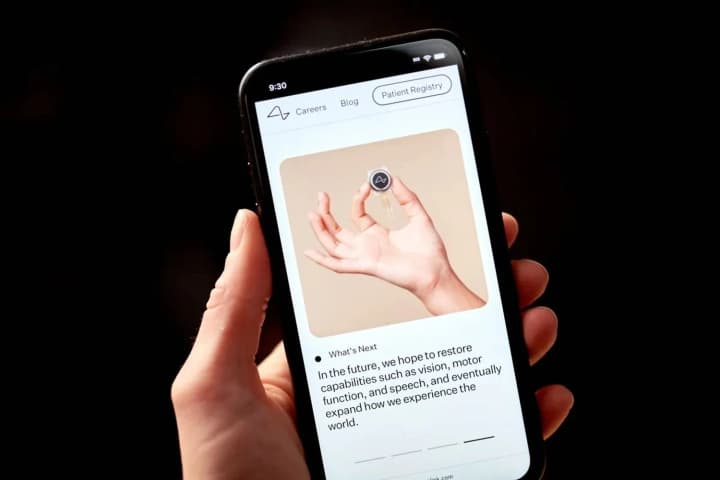 Позволит переводить мысли в текст с помощью мозговых имплантатов: компания Маска в октябре планирует начать клинические испытания - СМИ