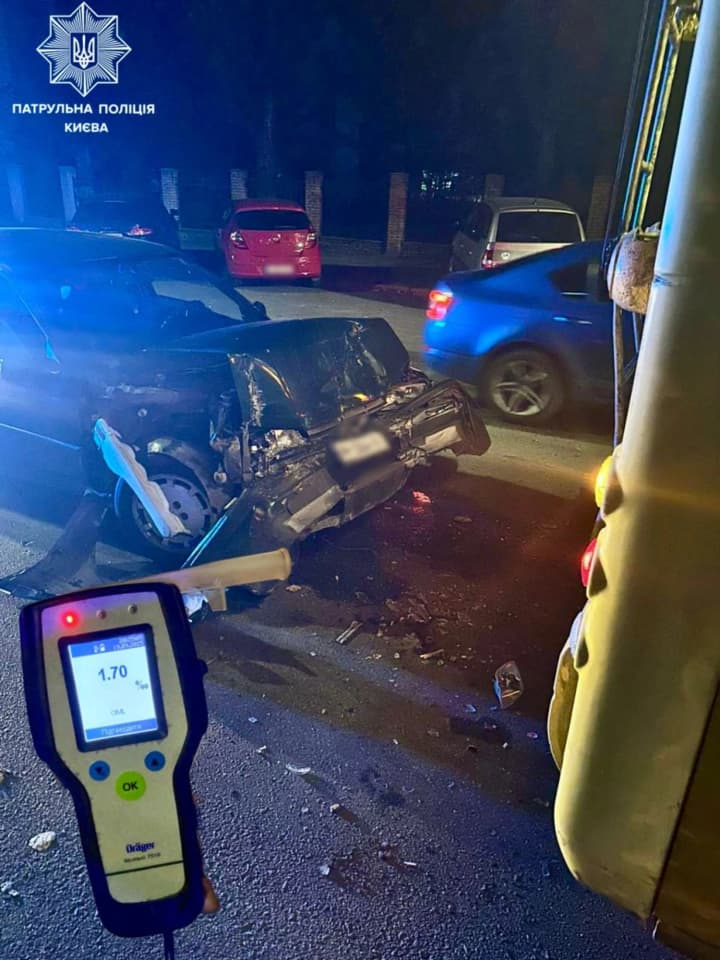 In Kyiv, a drunk Peugeot driver rammed a trolleybus