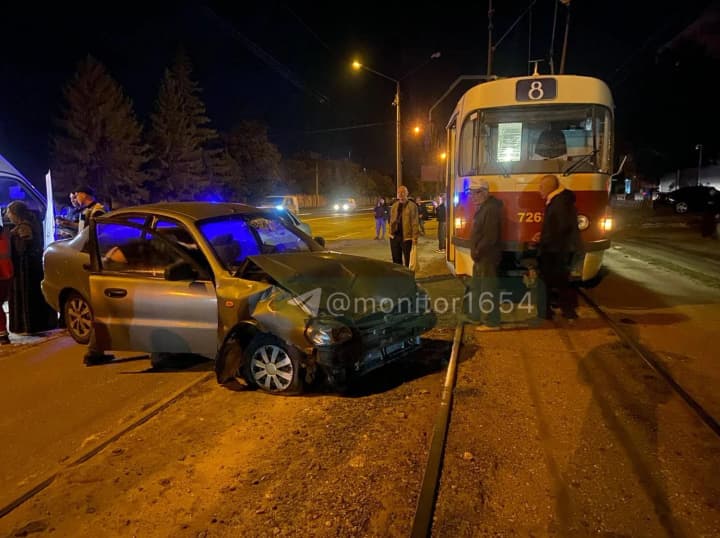 В Харькове столкнулись легковушки: пять человек пострадали, есть задержка трамвая