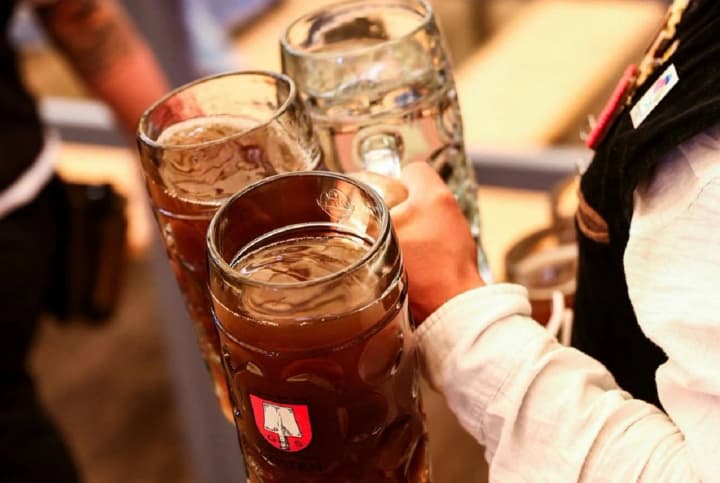 У Мюнхені відкрився 190-й Октоберфест: тисячі людей штурмували пивні намети