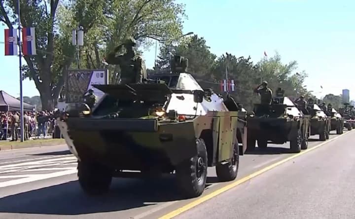 Сербия провела масштабный военный парад с российской и китайской техникой