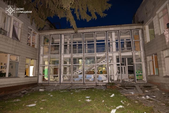 Російські дрони атакували Суми: сталася пожежа, постраждав охоронець підприємства