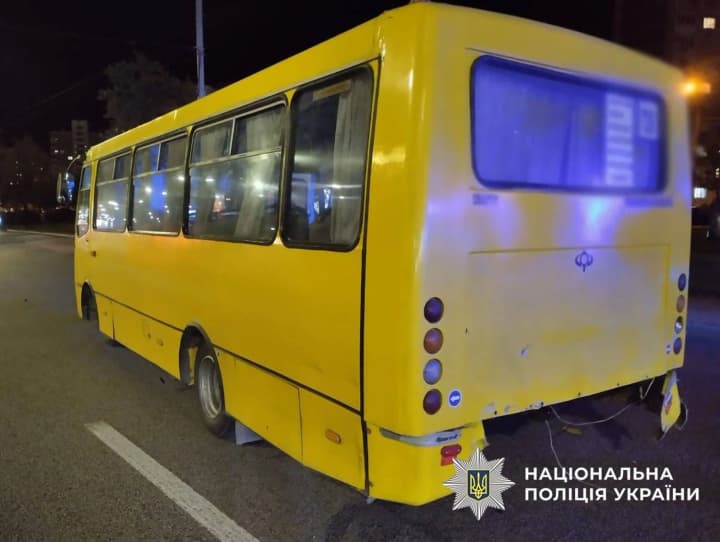 Водитель Mercedes в нетрезвом виде врезался в маршрутку в Киеве, ранив пассажирку, получил подозрение - полиция